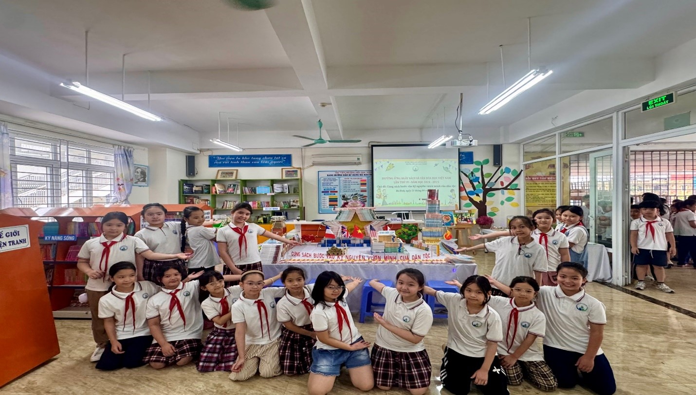 Lớp 4A5 thăm quan thư viện vào Ngày hội đọc sách