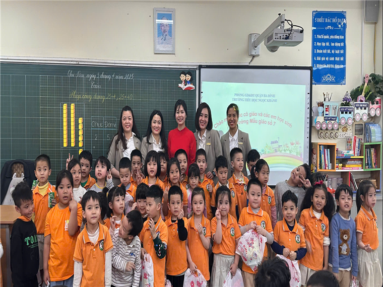 Học sinh lớp 1A5 hân hoan chào đón các bé 5 tuổi Trường Mẫu giáo số 7 tham gia ngày hội trải nghiệm “Đón em vào lớp 1” tại trường