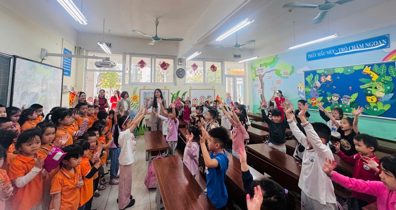 Học sinh lớp 1A3 hân hoan chào đón các bé 5 tuổi Trường Mẫu giáo số 7 tham gia ngày hội trải nghiệm “Đón em vào lớp 1” tại trường