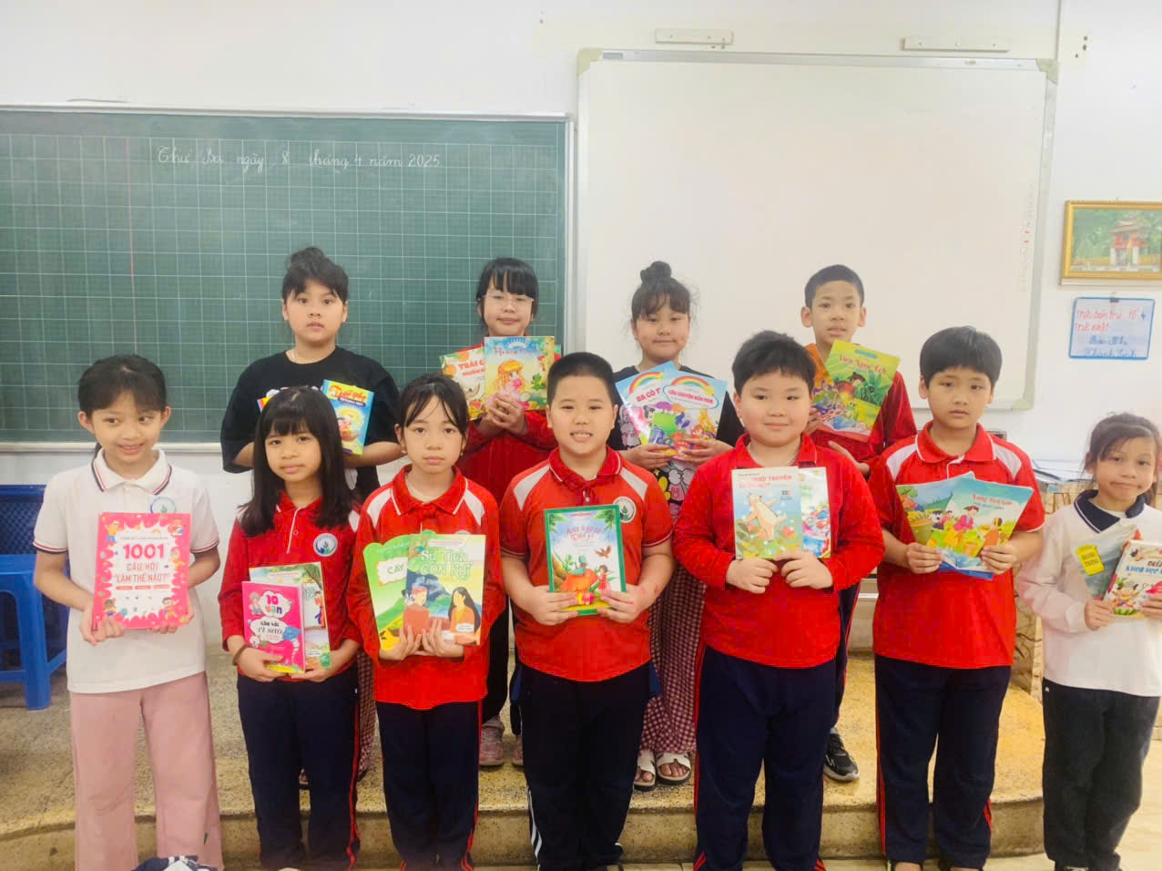 Học sinh lớp 3A4 quyên góp, ủng hộ sách thư viện trường, lớp.