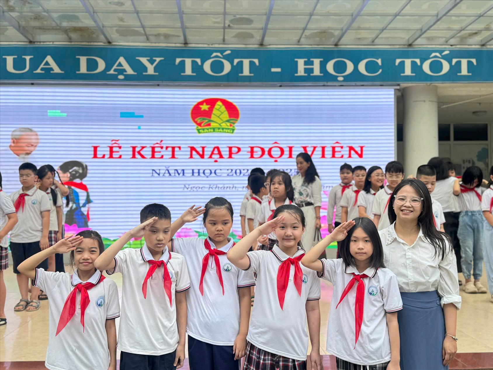 4A5: Kết nạp đội viên nhân dịp kỉ niệm 135 Sinh Nhật Bác Hồ kính yêu!