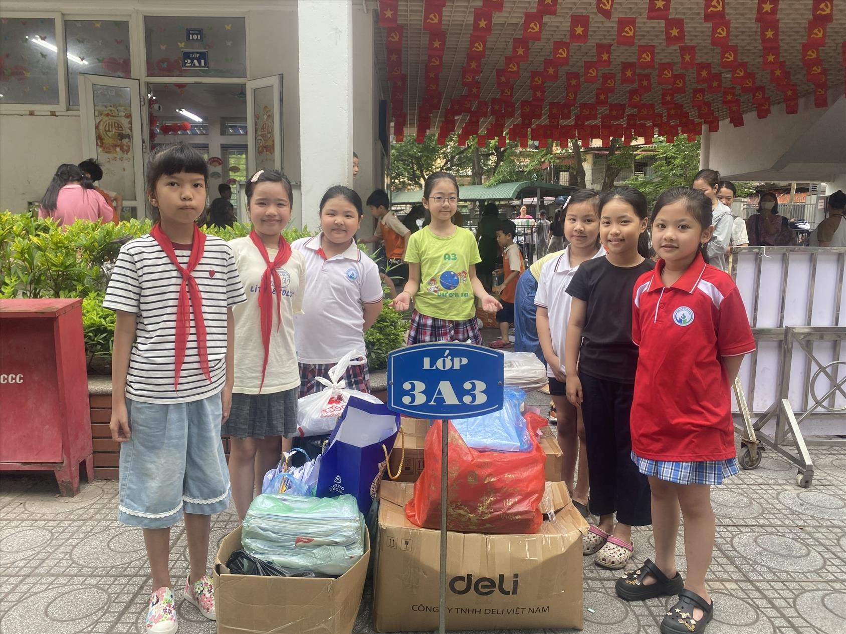 Tập thể lớp 3A3 hào hứng tham gia kế hoạch nhỏ đợt 2