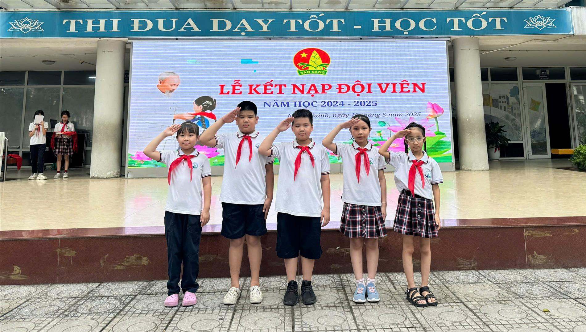 Học sinh lớp 3A7 thật vinh dự là thành viên của tổ chức Đội