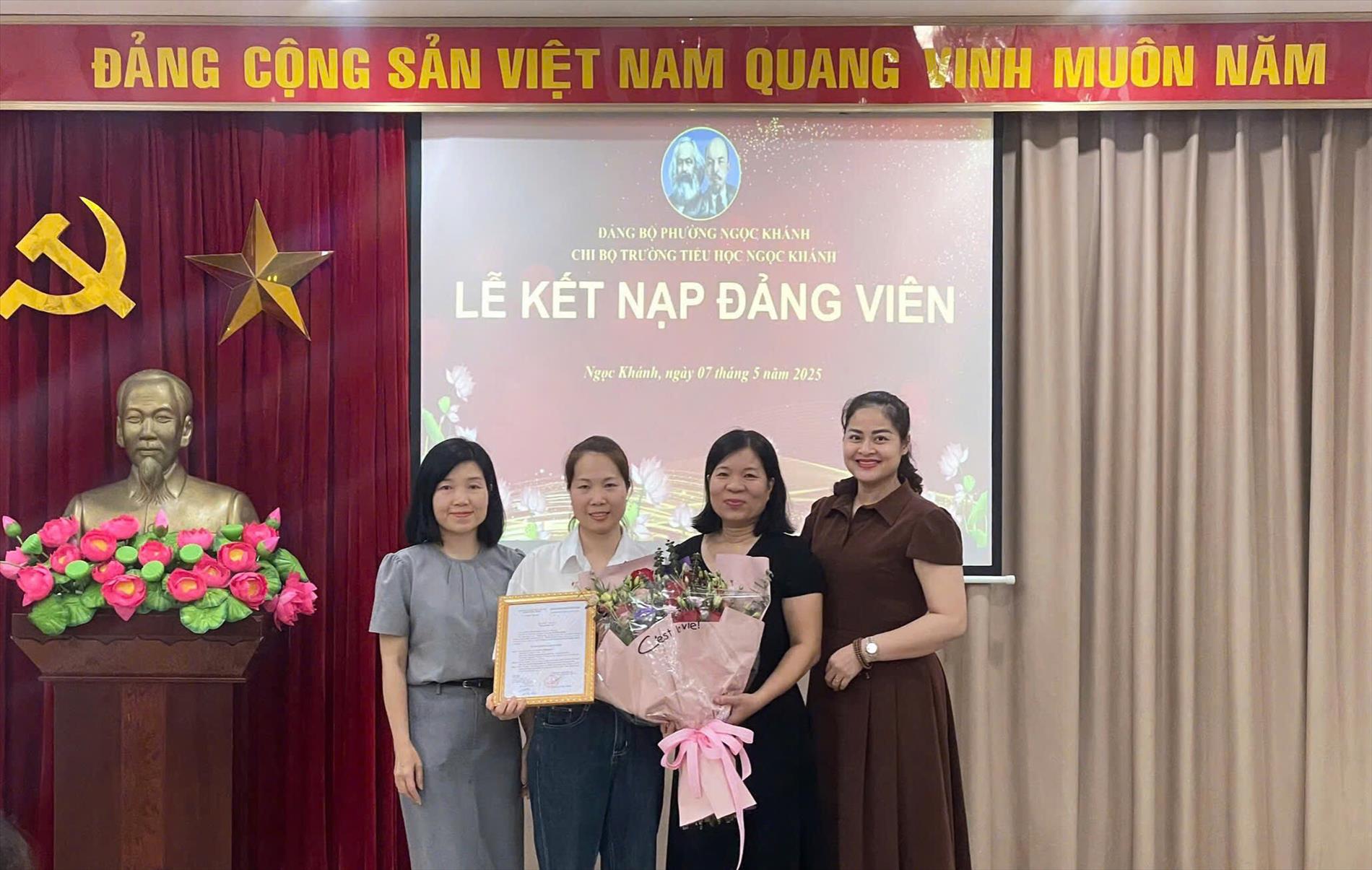 Lễ Kết nạp Đảng viên mới của Chi bộ trường Tiểu học Ngọc Khánh