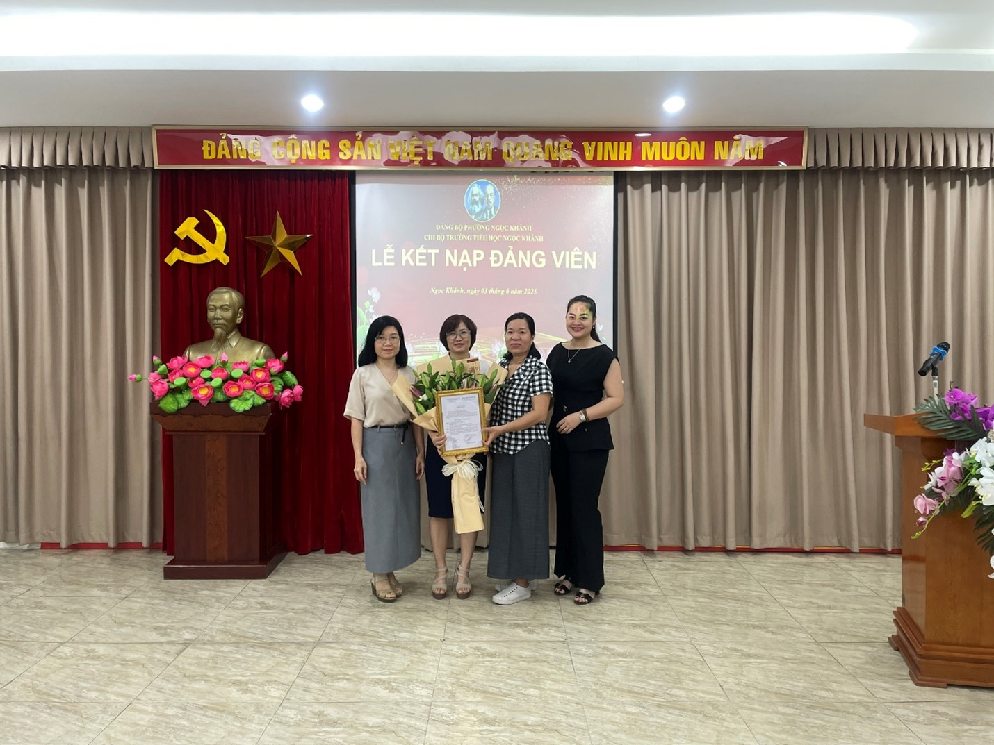 Lễ Kết nạp Đảng viên mới của Chi bộ trường TH Ngọc Khánh