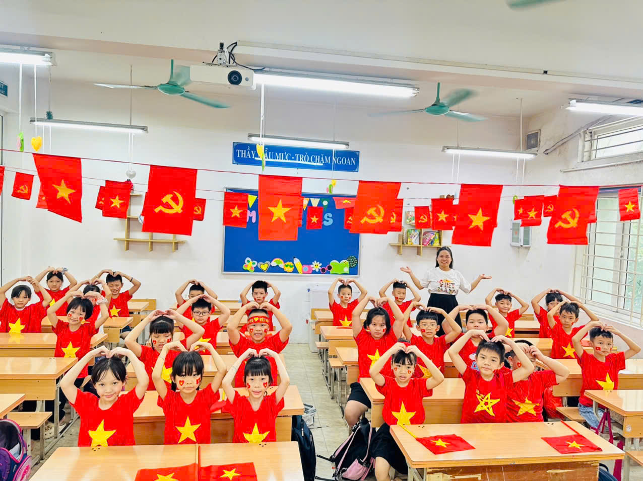 Các con lớp 3A1 hào hứng với các hoạt động chào mừng ngày Quốc khánh