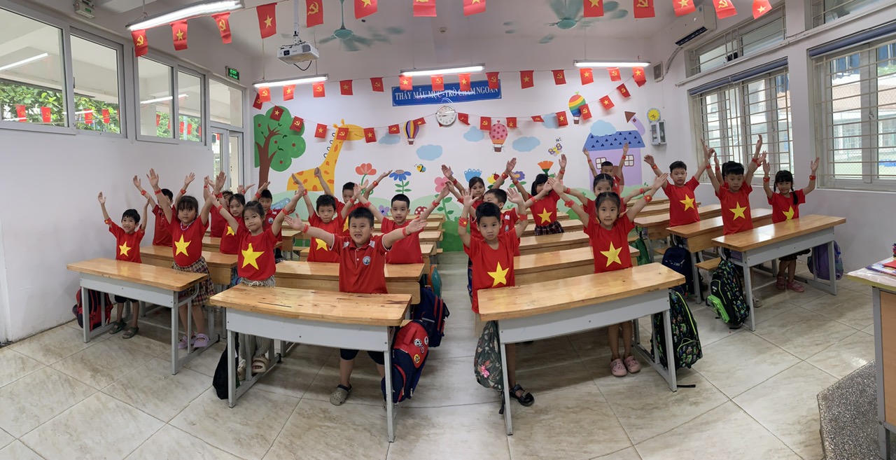 Niềm vui sáng tạo lan tỏa trong hoạt động chào mừng Quốc khánh 2/9 của HS lớp 2A2.