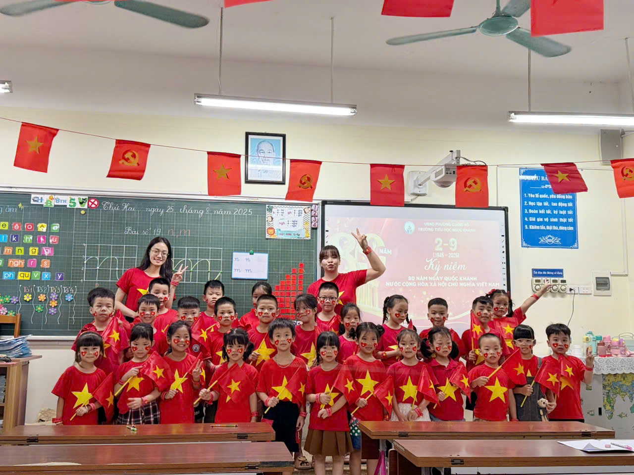 HS lớp 1A4 hào hứng tham gia những hoạt động sáng tạo đầu tiên chào mừng Quốc khánh 2/9