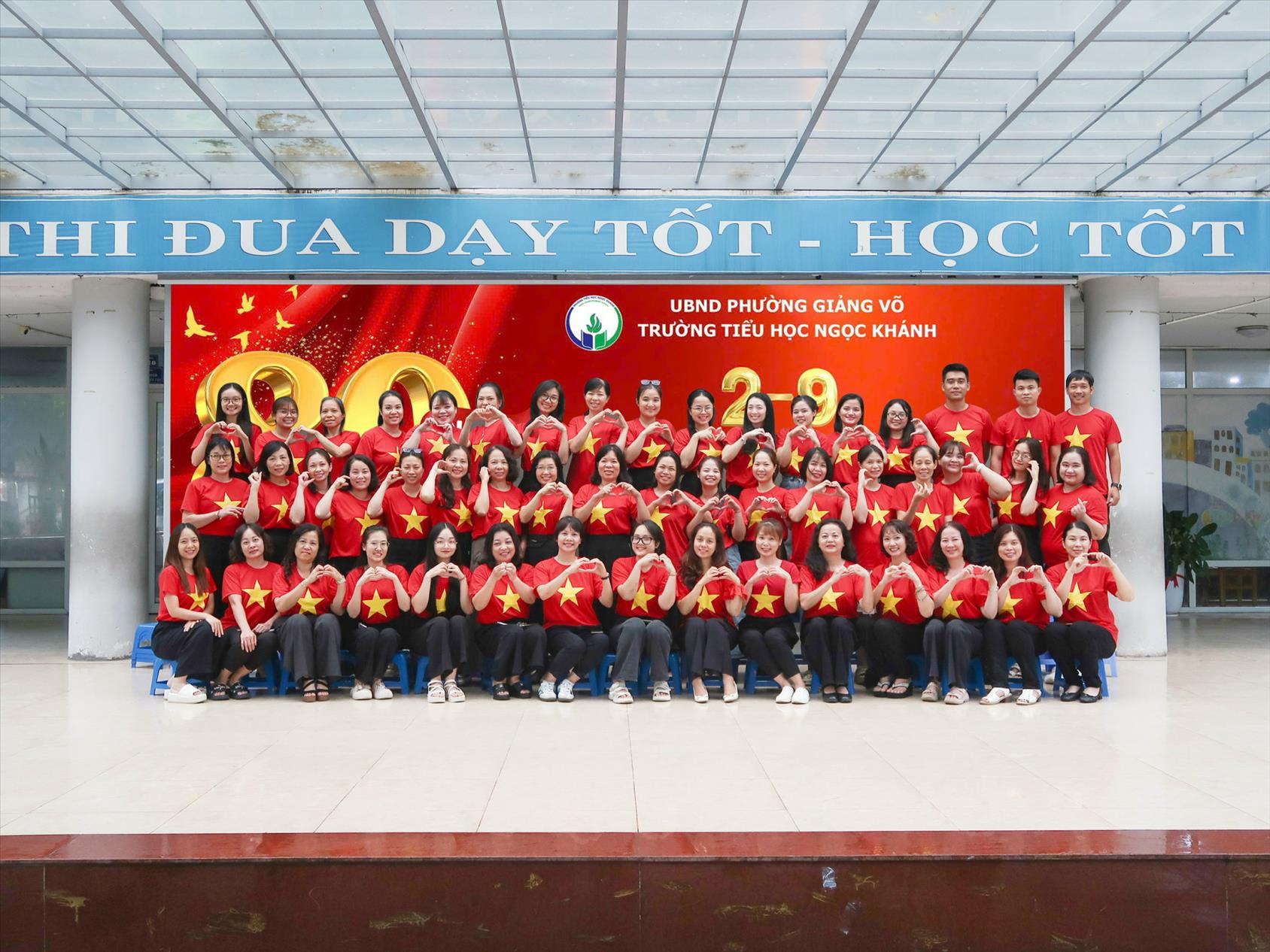 Tự hào 80 năm cách mạng tháng tám và quốc khánh 2/9: Thầy và trò Trường Tiểu học Ngọc Khánh tri ân và tiếp bước