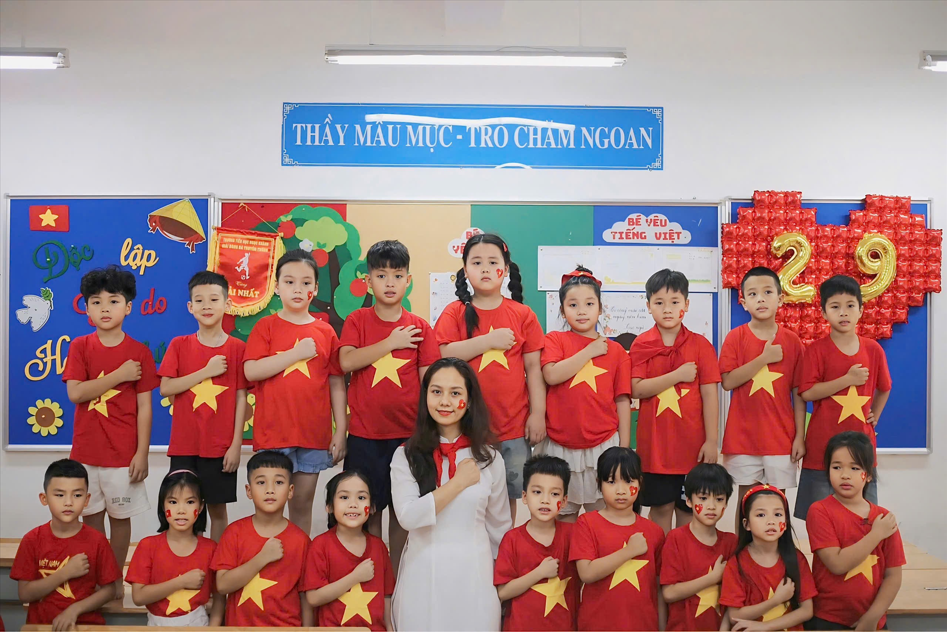 Cô trò lớp 2A5 trường tiểu học Ngọc Khánh hân hoan chào đón ngày Quốc Khánh 2/9/2025