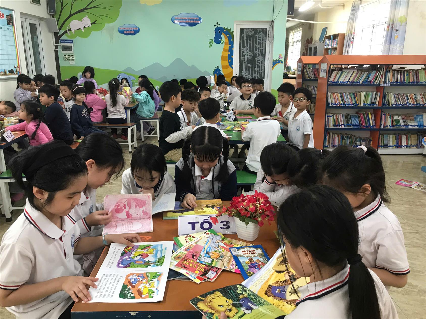 Lớp 2A6 sôi nổi, hào hứng với giờ thư viện.