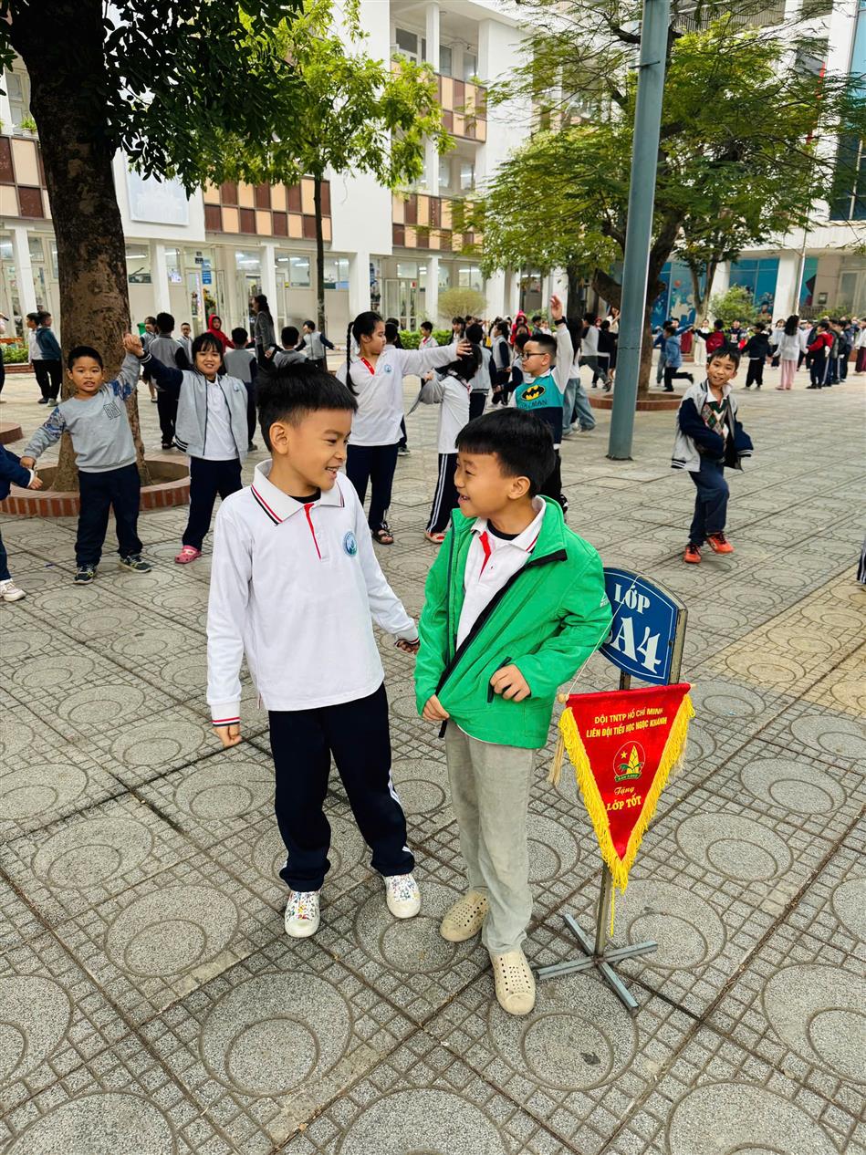 MỘT SÁNG THỨ HAI TRÀN ĐẦY NĂNG LƯỢNG TÍCH CỰC CỦA CÁC BẠN NHỎ LỚP 2A4!