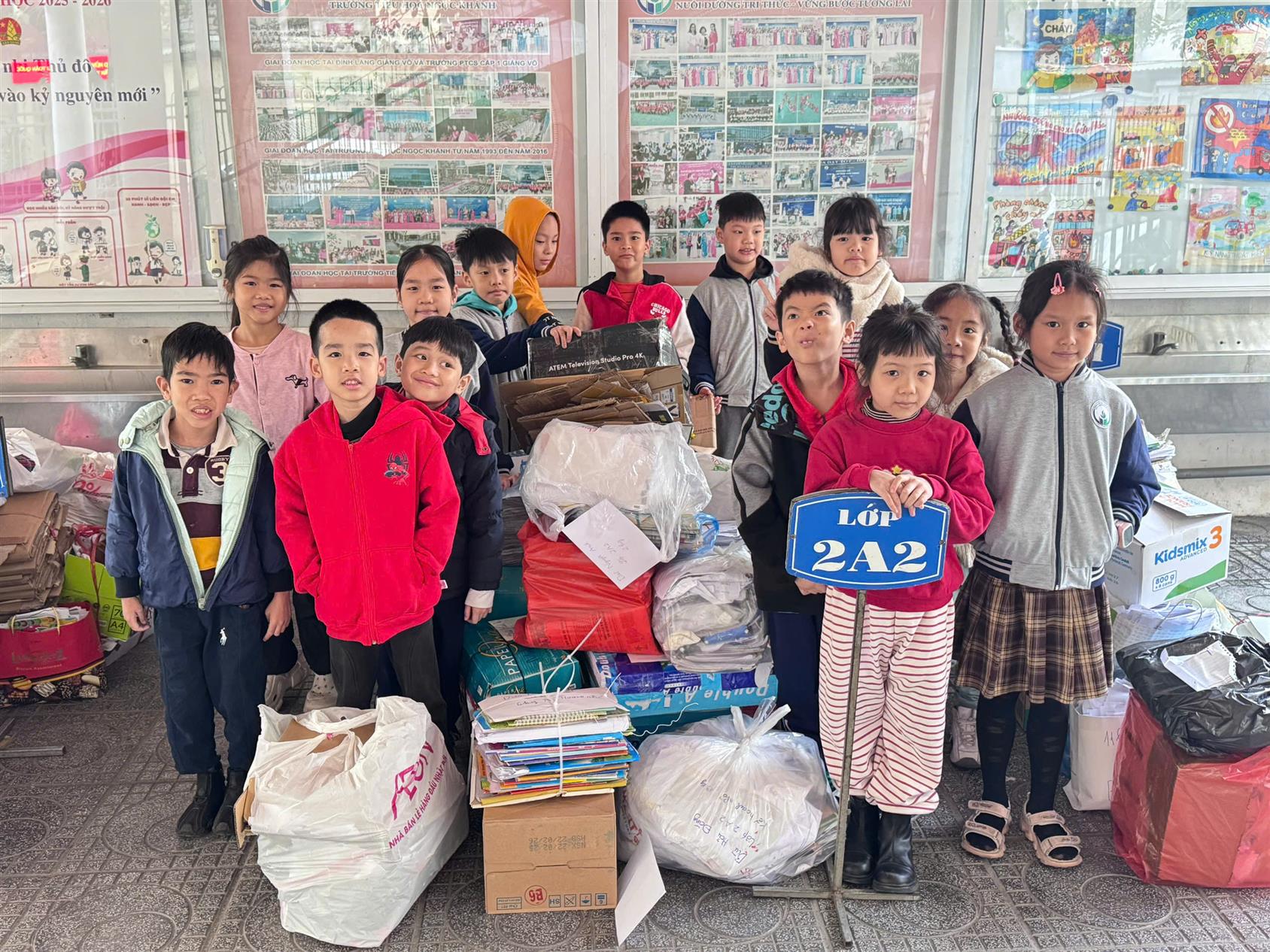 Lớp 2A2 sôi nổi với phong trào “Thu kế hoạch nhỏ”.