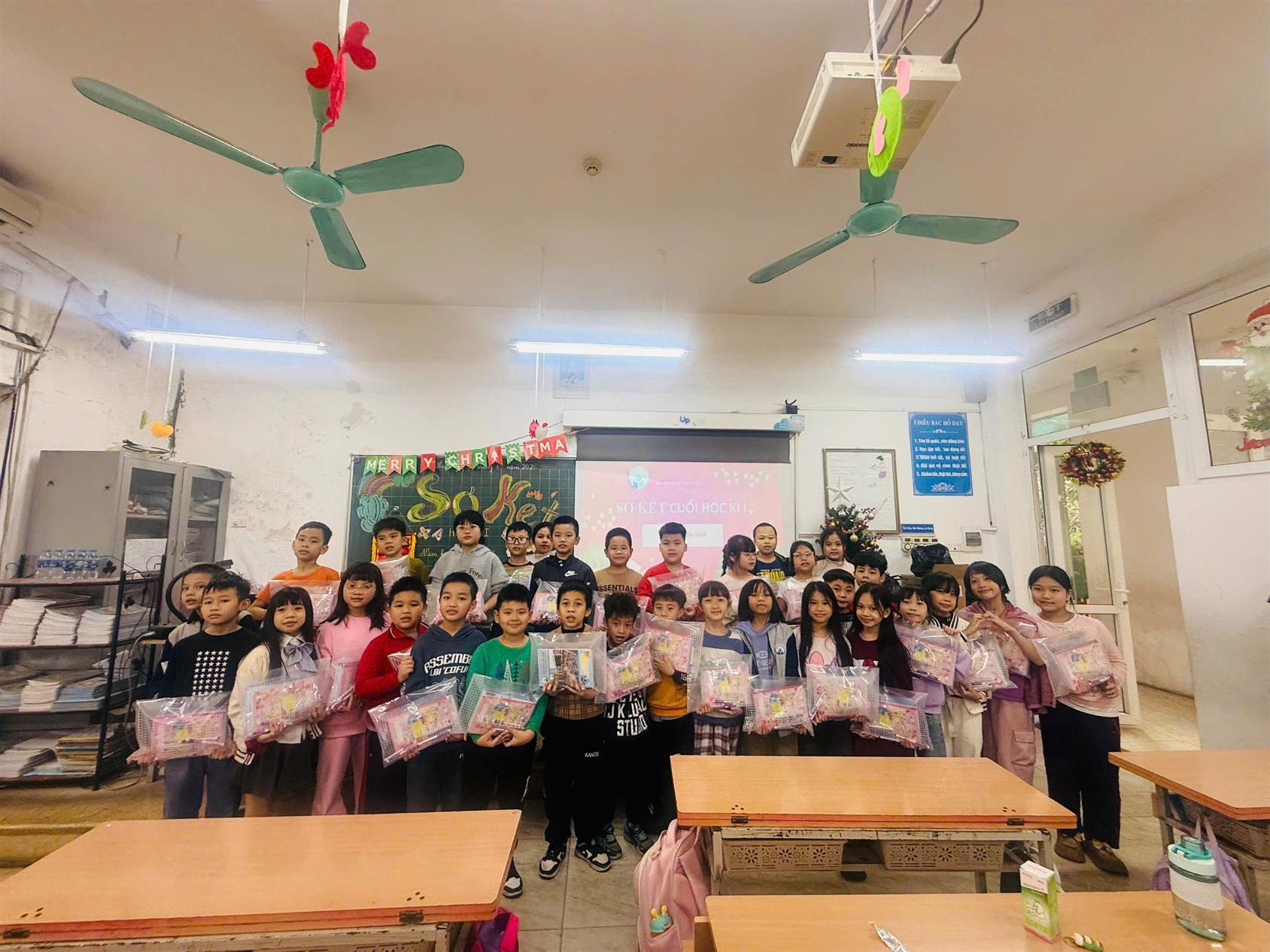 Lớp 3A1 - Trường Tiểu học Ngọc Khánh rộn ràng trong không khí vui tươi của lễ sơ kết HK1 và lễ hội bánh chưng xanh.