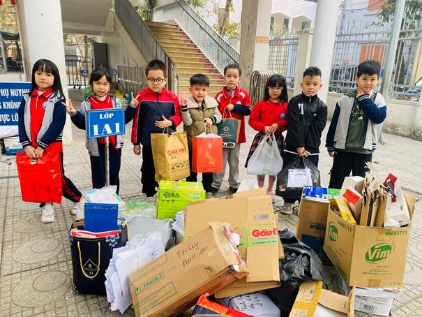 Học sinh lớp 1A1 hăng hái tham gia "Kế hoạch nhỏ"