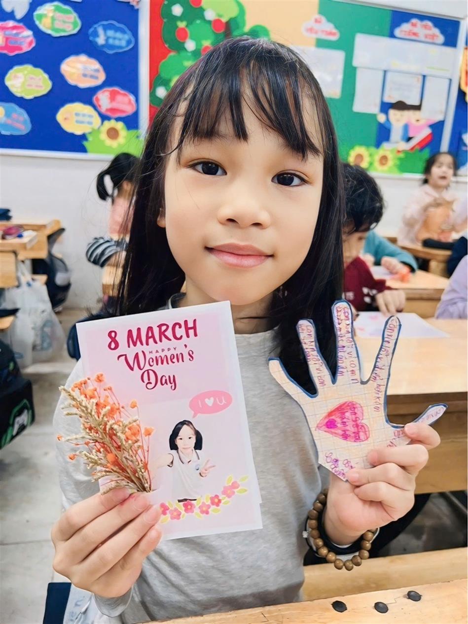 MÓN QUÀ 8/3 ĐẦY CẢM XÚC CỦA CÁC BẠN HỌC SINH LỚP 2A1