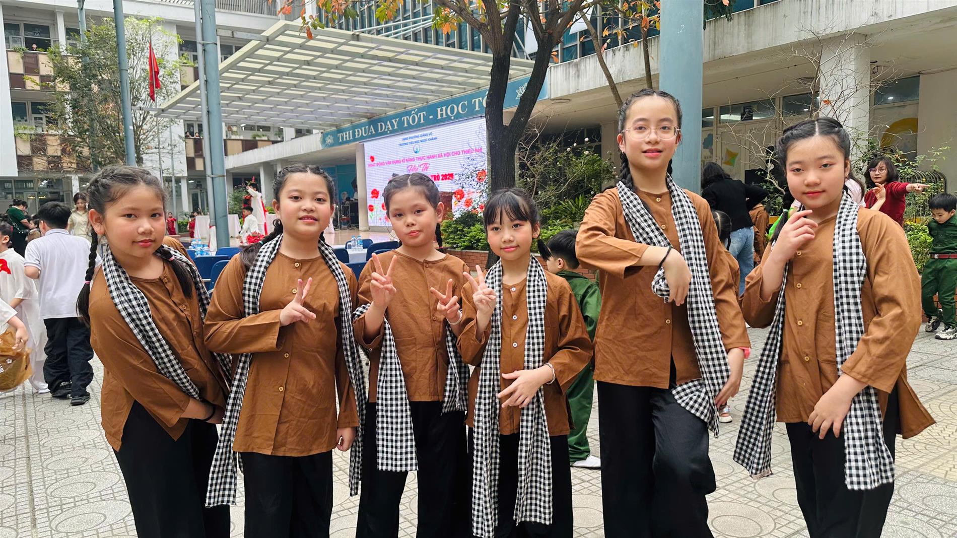 Những ngôi sao nhỏ 4A6 tỏa sáng trên sân khấu “Tỏa sáng tuổi học trò”