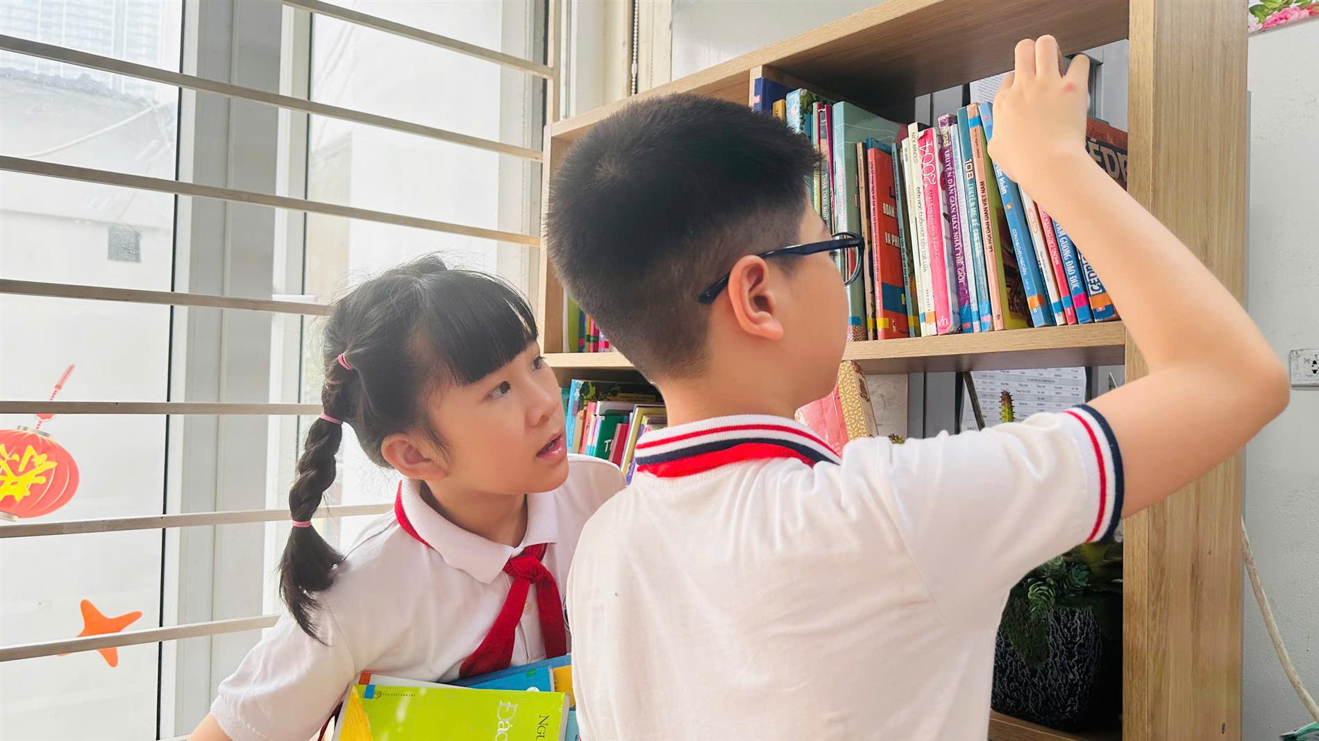 Học sinh lớp 4A6 sắp xếp, trang trí “Thư viện xanh”