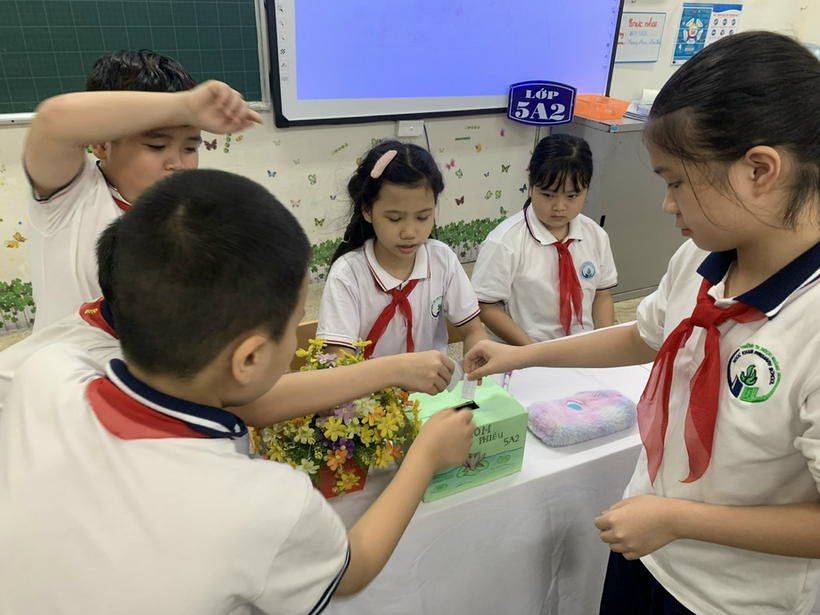 Ảnh có chứa người
Mô tả được tạo tự động