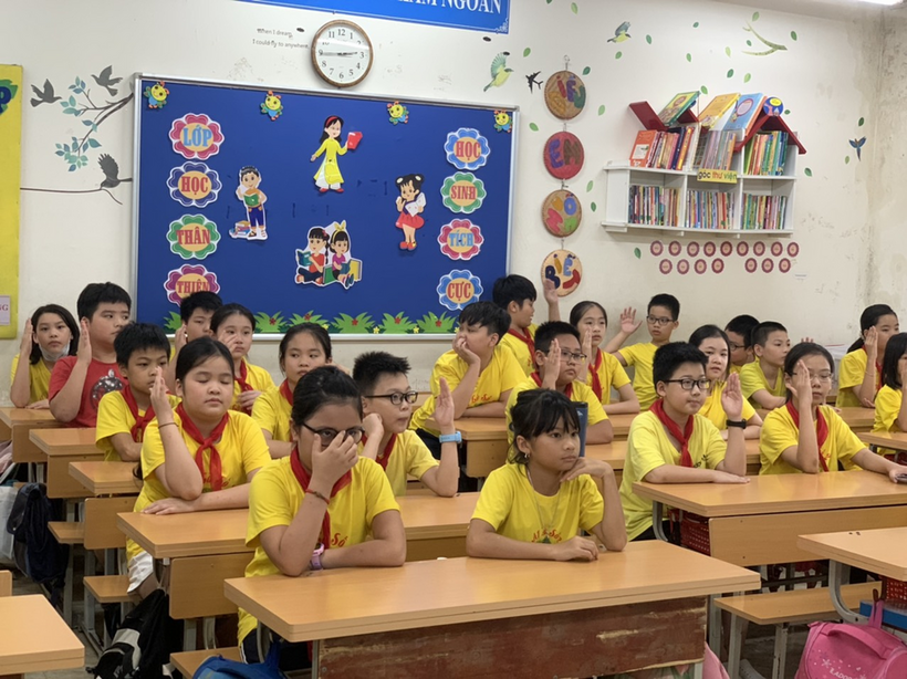 Ảnh có chứa văn bản, người, nhóm, con người
Mô tả được tạo tự động