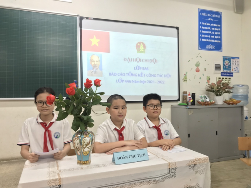 Ảnh có chứa văn bản, trong nhà, cửa hàng
Mô tả được tạo tự động