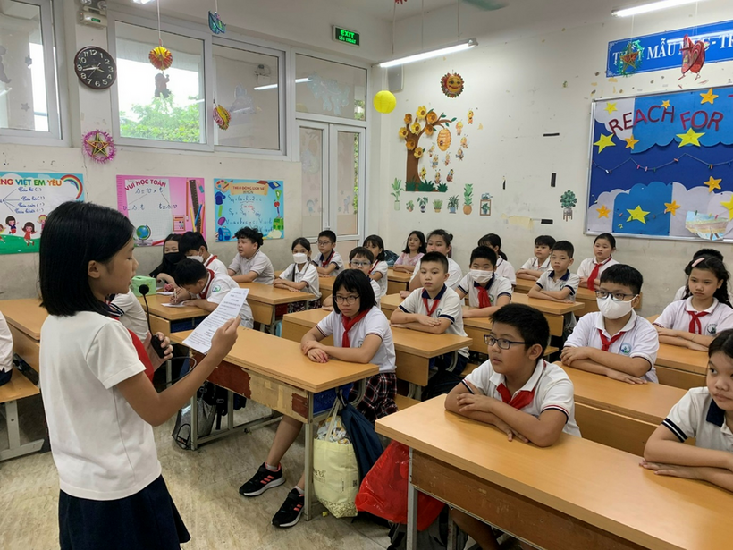 Ảnh có chứa trong nhà, người, tường, làm việc
Mô tả được tạo tự động