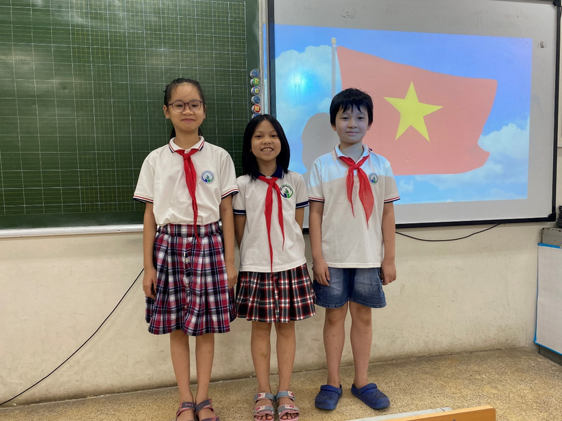 Ảnh có chứa văn bản, người, đứng, tạo dáng
Mô tả được tạo tự động