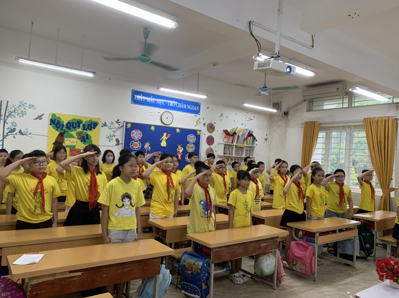 Ảnh có chứa văn bản, trong nhà, trần, người
Mô tả được tạo tự động