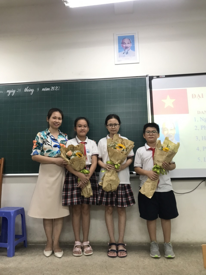 Ảnh có chứa văn bản, người, trong nhà, sàn

Mô tả được tạo tự động