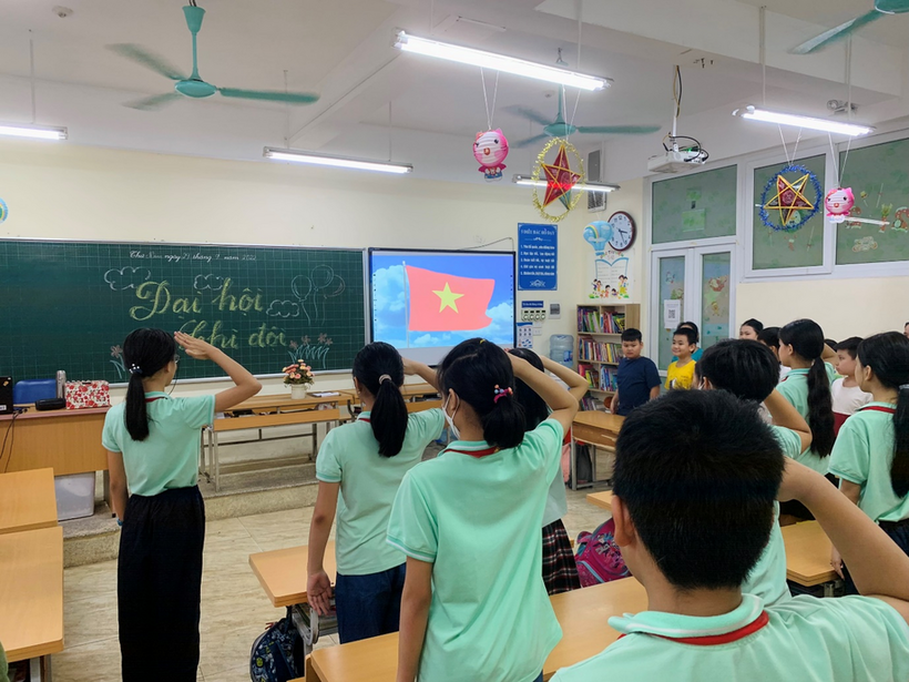 Ảnh có chứa văn bản, người, trần, trong nhà
Mô tả được tạo tự động