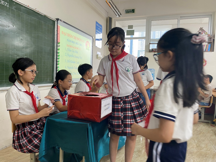 Ảnh có chứa người, trong nhà, nhóm, con người
Mô tả được tạo tự động