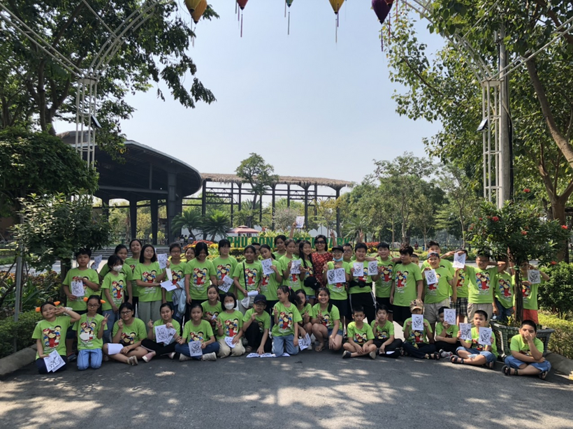 Ảnh có chứa cây, ngoài trời, con đường, con người
Mô tả được tạo tự động