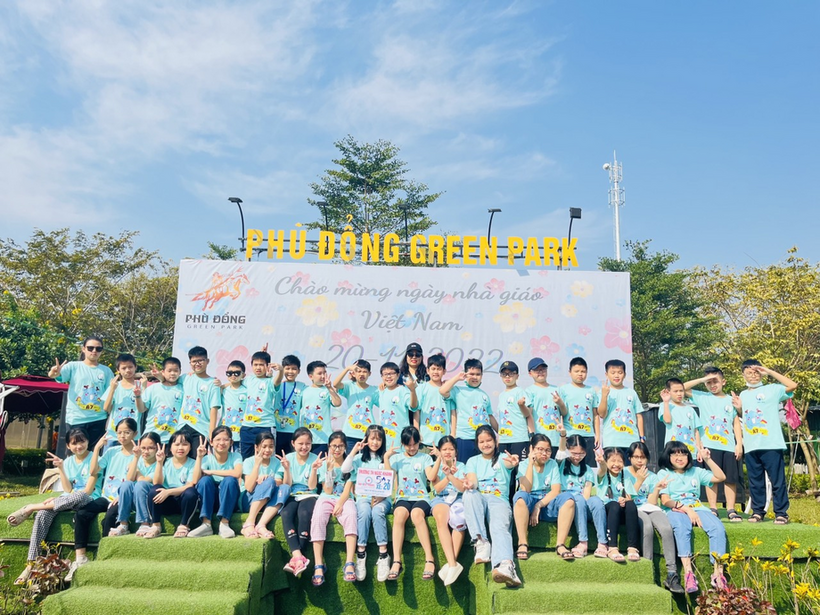 Ảnh có chứa văn bản, cỏ, bầu trời, ngoài trời
Mô tả được tạo tự động