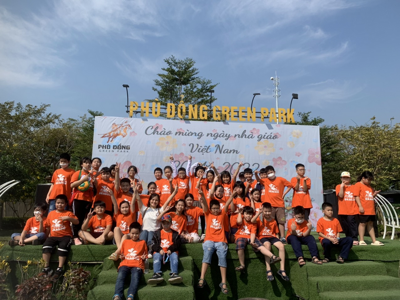 Ảnh có chứa bầu trời, cỏ, ngoài trời, người
Mô tả được tạo tự động