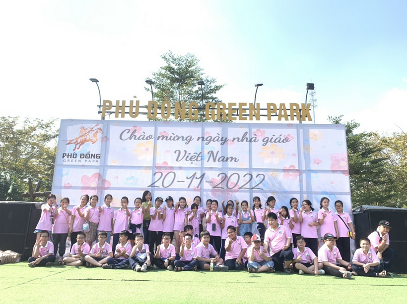 Ảnh có chứa văn bản, bầu trời, ngoài trời, người
Mô tả được tạo tự động