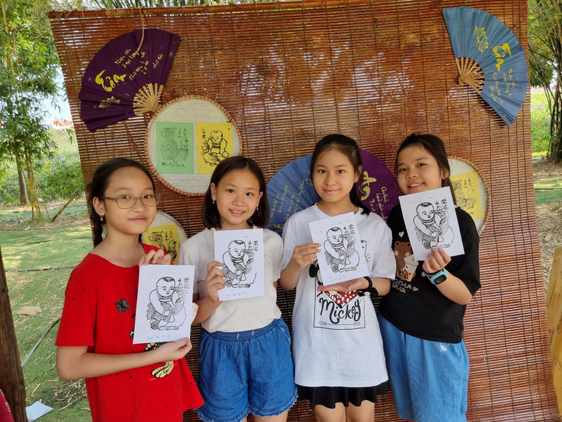 Ảnh có chứa văn bản, người, đứng, ngoài trời
Mô tả được tạo tự động