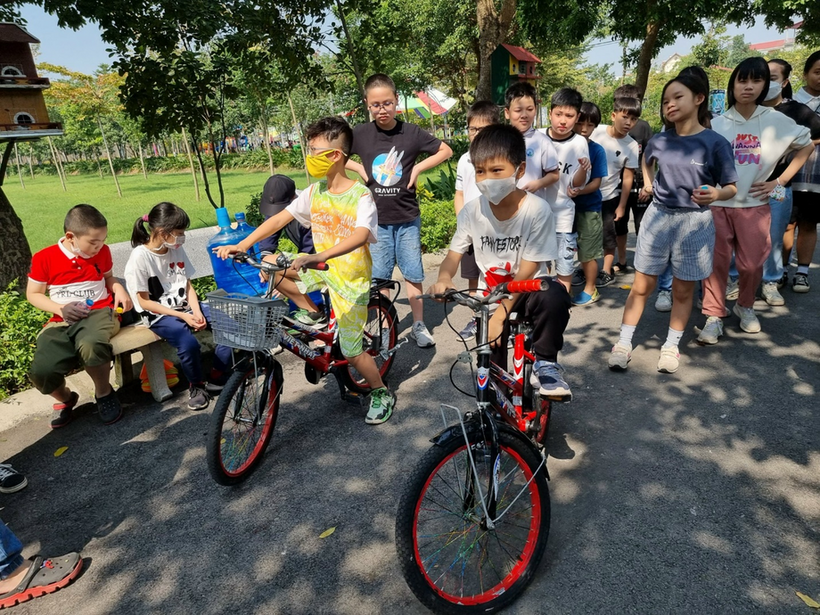 Ảnh có chứa cây, ngoài trời, người, trẻ em
Mô tả được tạo tự động