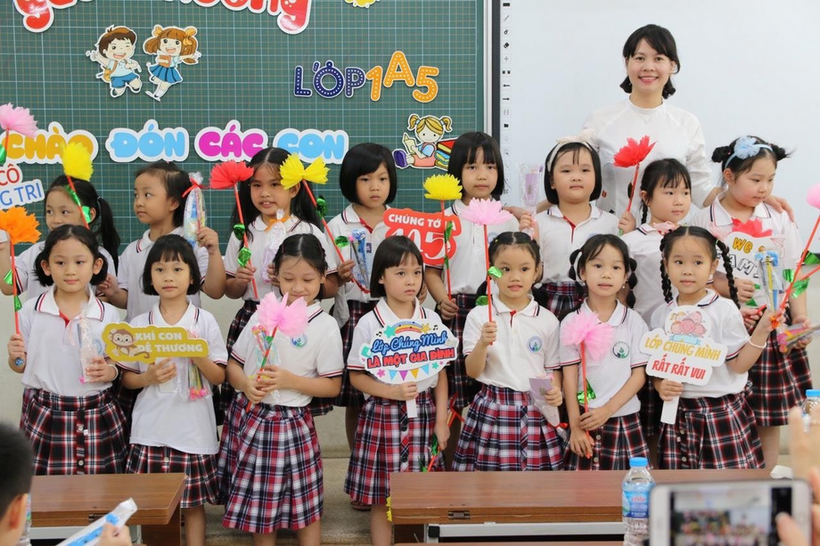 A group of children posing for a photo  Description automatically generated with medium confidence