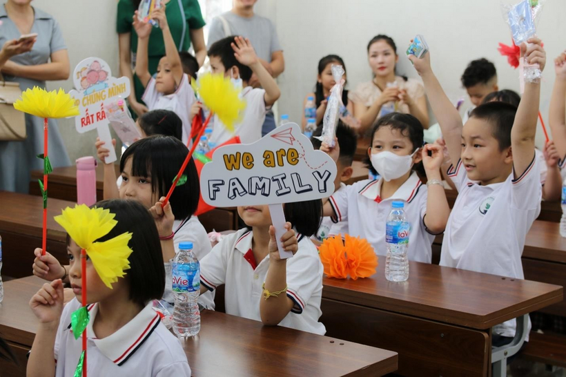 A group of children raising their hands  Description automatically generated with medium confidence