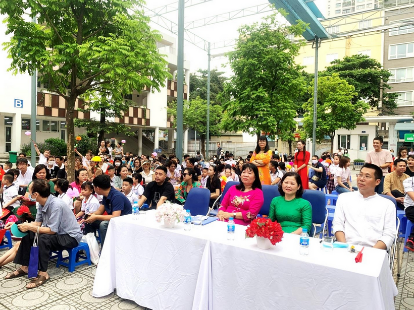 A large group of people sitting at a table  Description automatically generated with low confidence