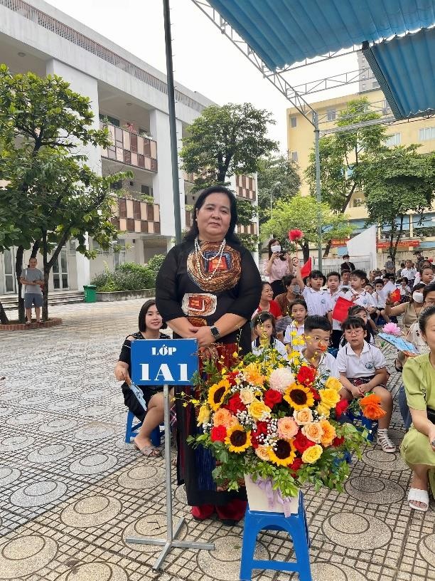 A person standing next to a bouquet of flowers  Description automatically generated with low confidence