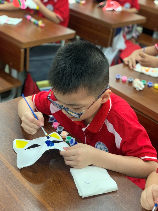 A child painting on a table
Description automatically generated with low confidence