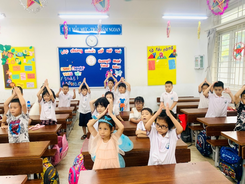 A group of children in a classroom
Description automatically generated