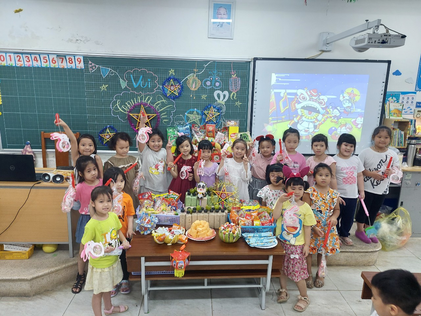 A group of children in a classroom
Description automatically generated with medium confidence