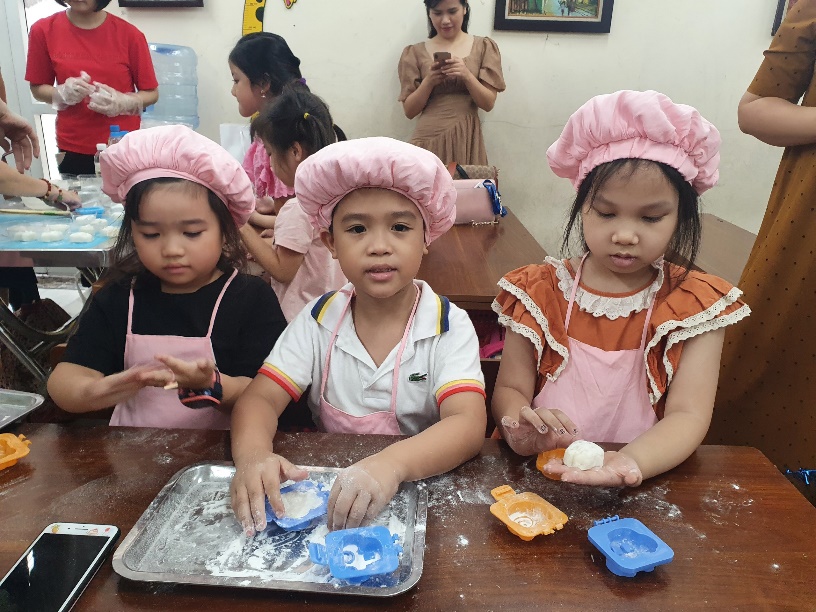 A group of girls wearing pink hats
Description automatically generated with low confidence