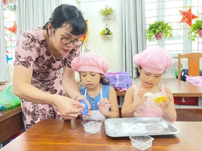 A picture containing table
Description automatically generated