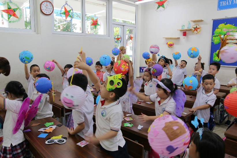 A group of children in a classroom
Description automatically generated with medium confidence