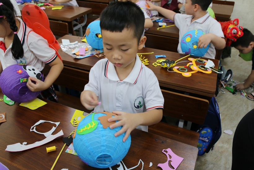 A picture containing person, indoor, child, child
Description automatically generated