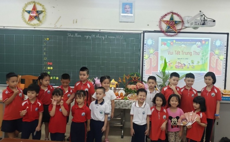 A group of children in a classroom
Description automatically generated with low confidence