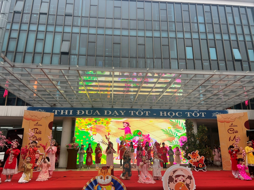 A group of people performing on stage

Description automatically generated with medium confidence